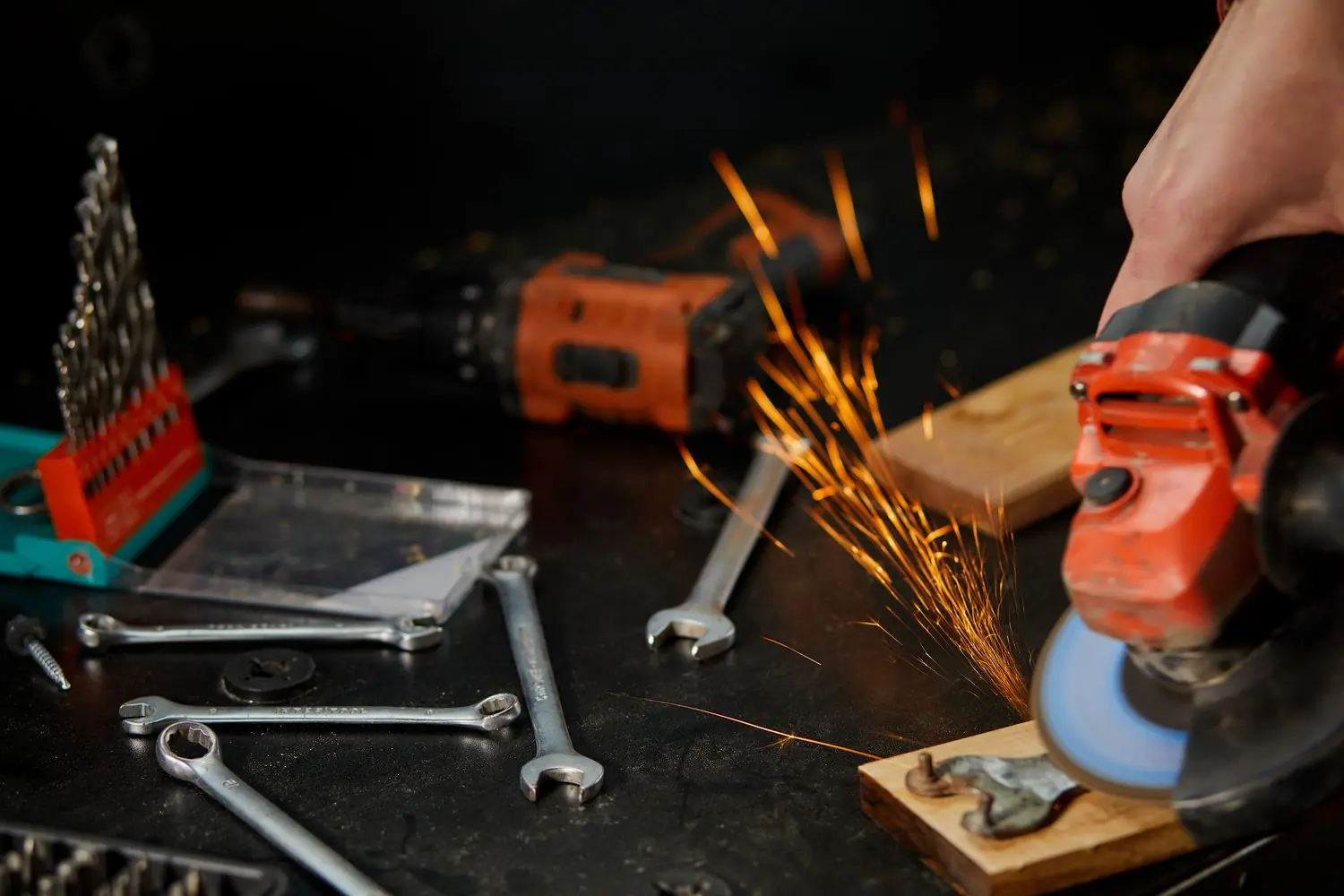 Techniki cięcia różnych materiałów - przewodnik praktyczny