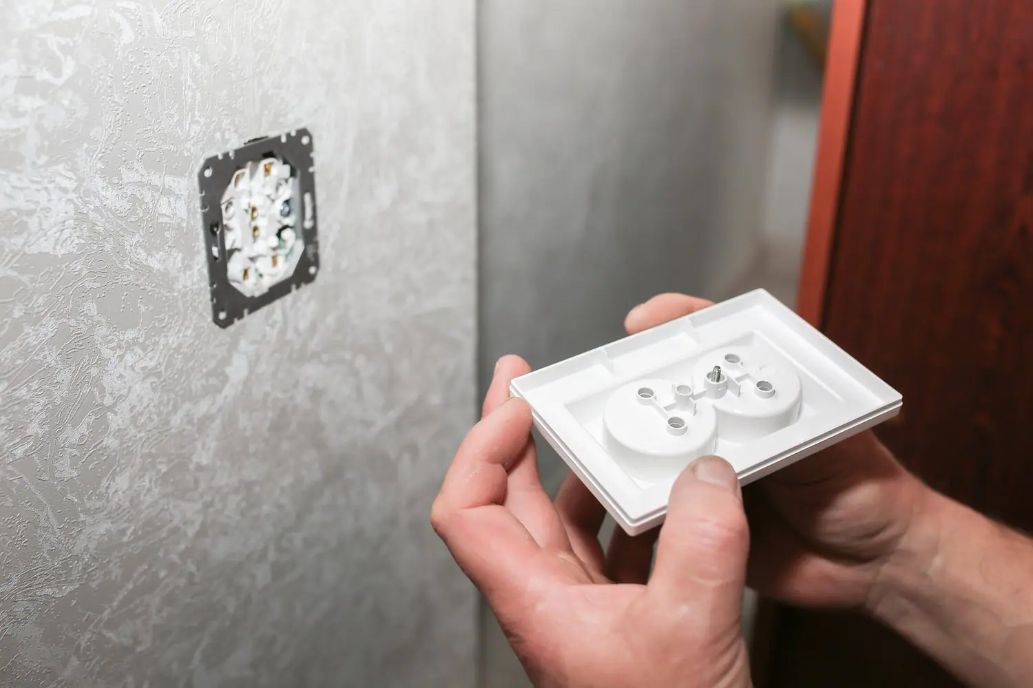 Instalacja oświetlenia LED z ściemniaczem - kompatybilność i podłączenie
