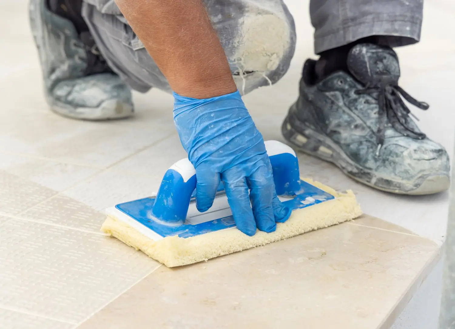 Naprawa spękanych fug - przyczyny i sposoby regeneracji