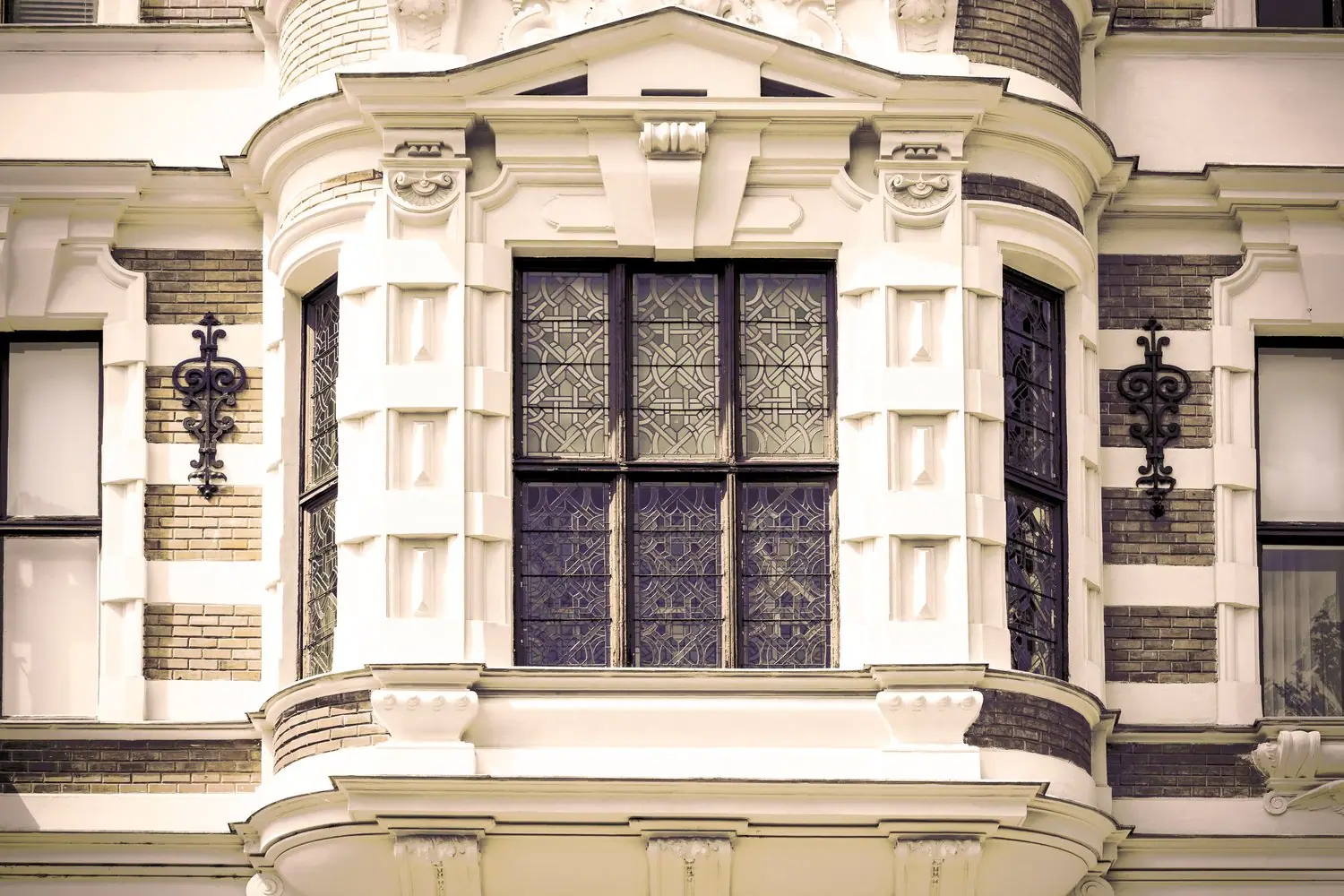 Jak dobrać okna do stylu architektonicznego domu? Praktyczne wskazówki